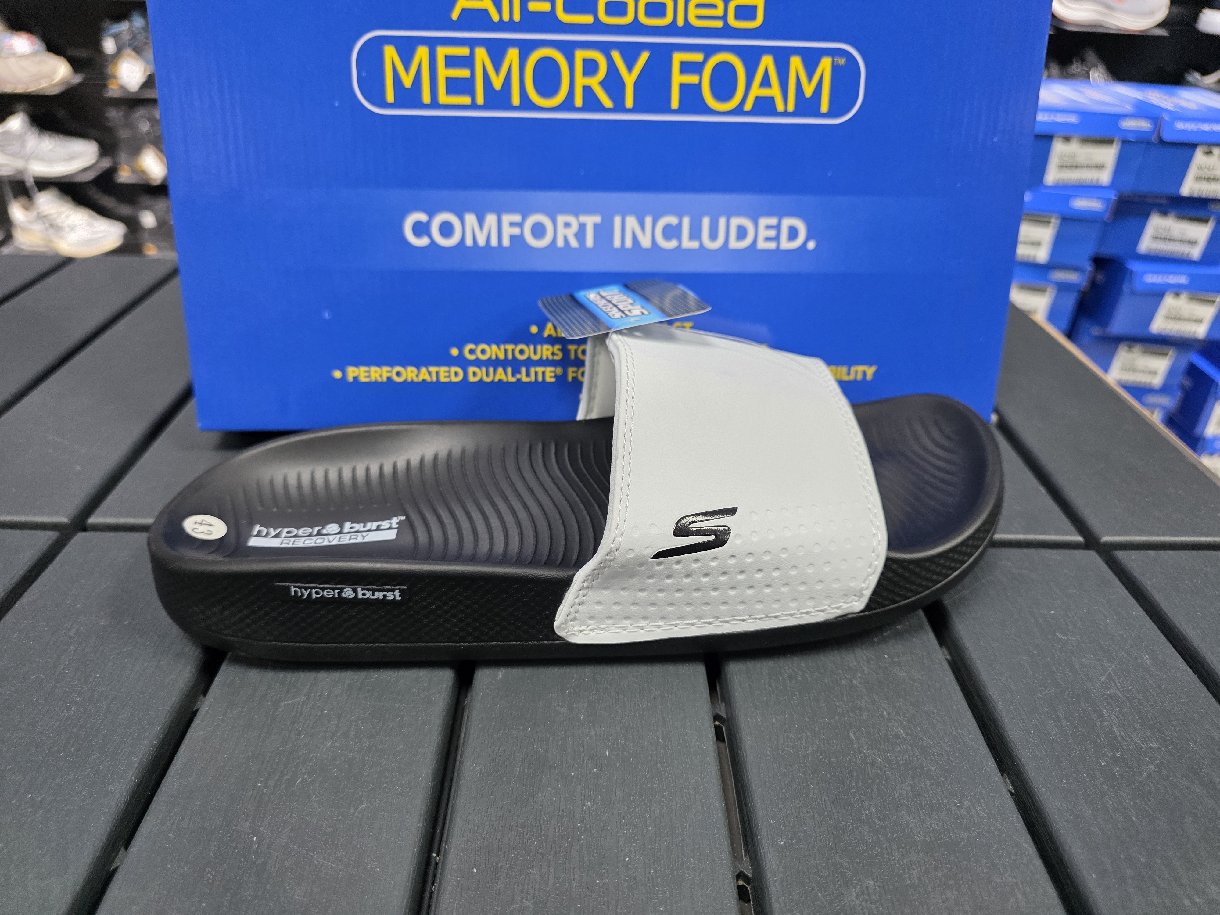 Skechers noktalı beyaz terlik